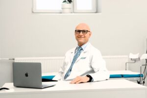 dr Paweł Iberszer, chirurg Lublin, urolog Lublin, COZL, zdjęcie lekarza w gabinecie