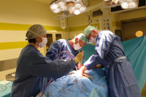 dr Paweł Iberszer, chirurg Lublin, urolog Lublin, COZL, na zdjęciu sala zabiegowa, zespół operuje pacjenta