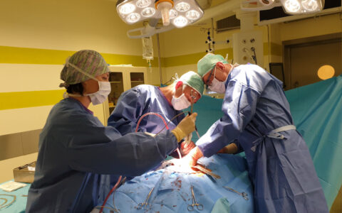 dr Paweł Iberszer, chirurg Lublin, urolog Lublin, COZL, na zdjęciu sala zabiegowa, zespół operuje pacjenta